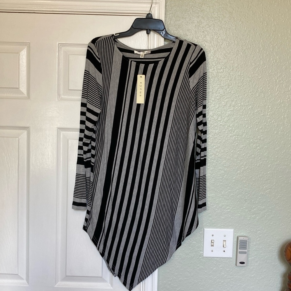 NWT Cyrus Women’s Long Sleeved Top Sz Medium